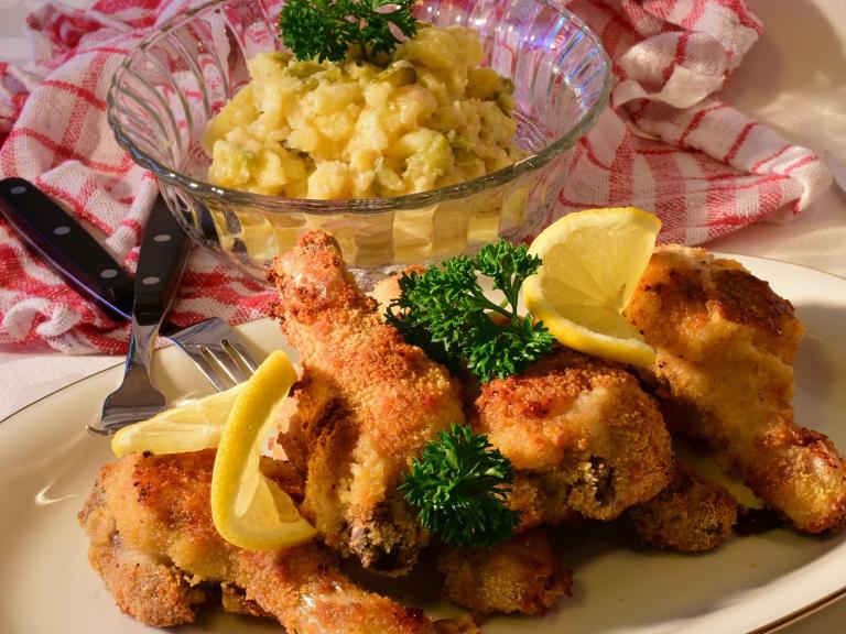 Backhendl mit Erdäpfelsalat - Bild von RitaE auf Pixabay